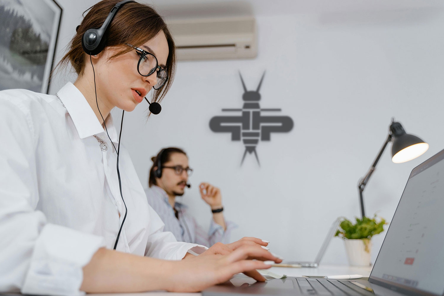 Sprechen Sie mit einem Mitarbeiter oder schreiben Sie im Chat. Wir helfen Ihnen gerne!