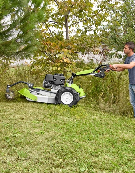 Die vordere Klappe des Mähdecks lässt sich bei Bedarf automatisch anheben, begünstigt so den Eingang zur Schnittkammer des höchstgewachsenen Gestrüpps ohne dieses zu zerdrücken.
