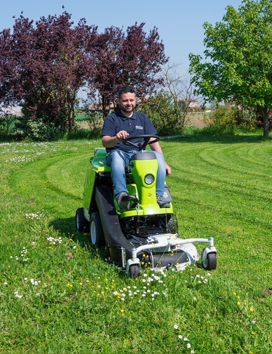 Outfront mowers with collection